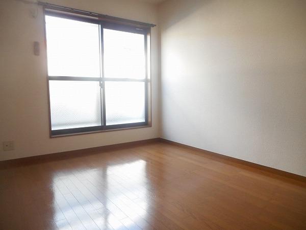 居室・リビング　洋室広々！