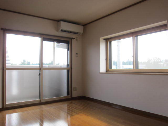 居室・リビング　南西洋室６帖は二面採光です