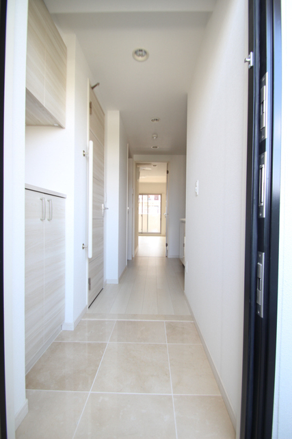 玄関　同間取の別室参考写真です。