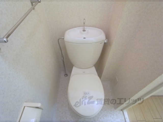 トイレ　タオルかけあります