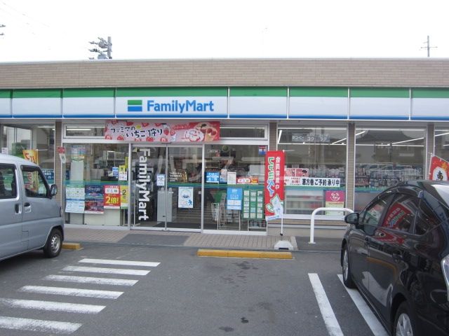 コンビニ　ファミリーマート中川中野本町店（コンビニ）まで861m