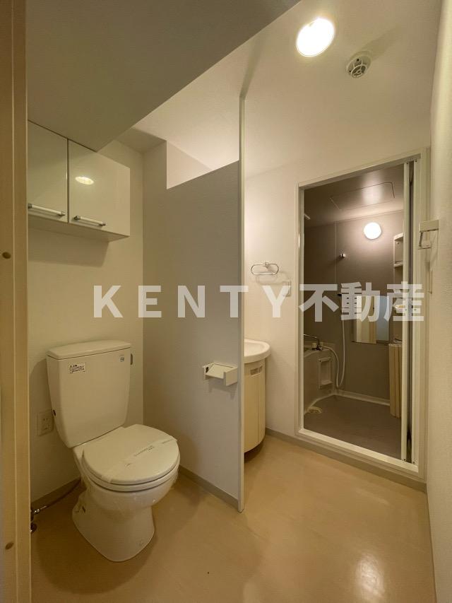 トイレ　落ち着いた色調のトイレです