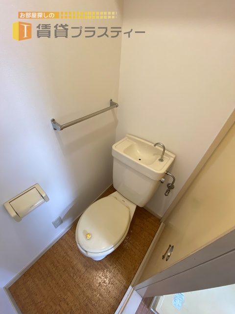 トイレ　上部に棚もありますよ。