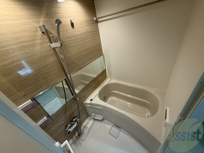 バス・シャワールーム　浴室は追い焚き給湯と浴室乾燥機付きです。嬉しいですね。