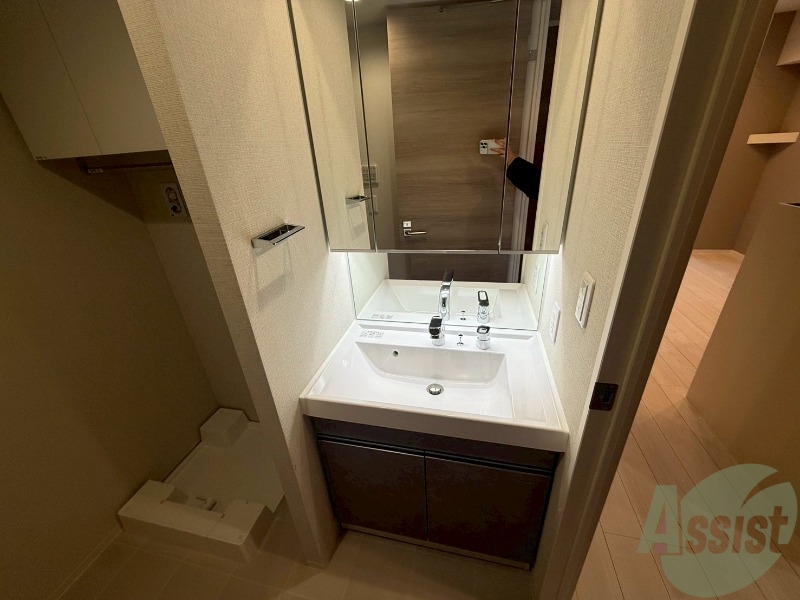 洗面設備　洗面台は独立洗面台です。毎日の暮らしが快適になりますね。