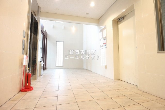 エントランス　毎日通る場所だからこそ、洗練された空間に