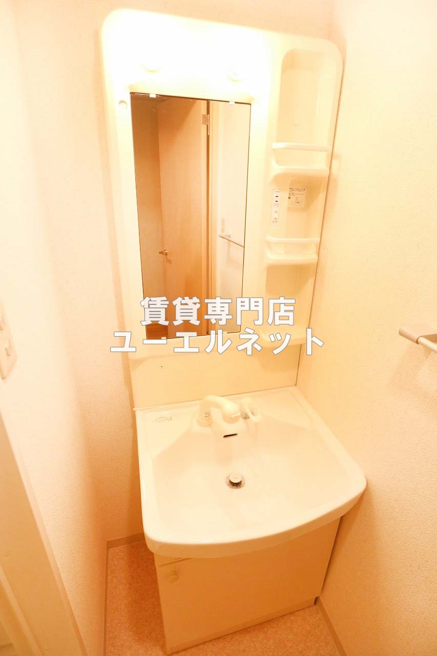 洗面設備　清潔感のある洗面台