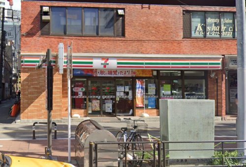 コンビニ　セブンイレブン（コンビニ）まで208m