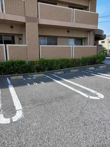 駐車場　駐車場に車を止められます