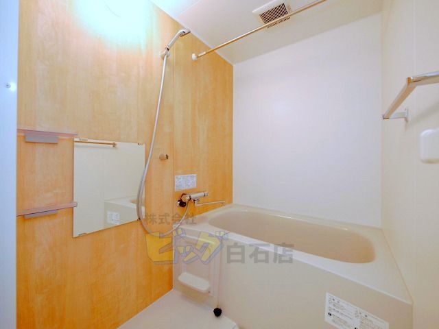 バス・シャワールーム　広々タイプのお風呂です♪