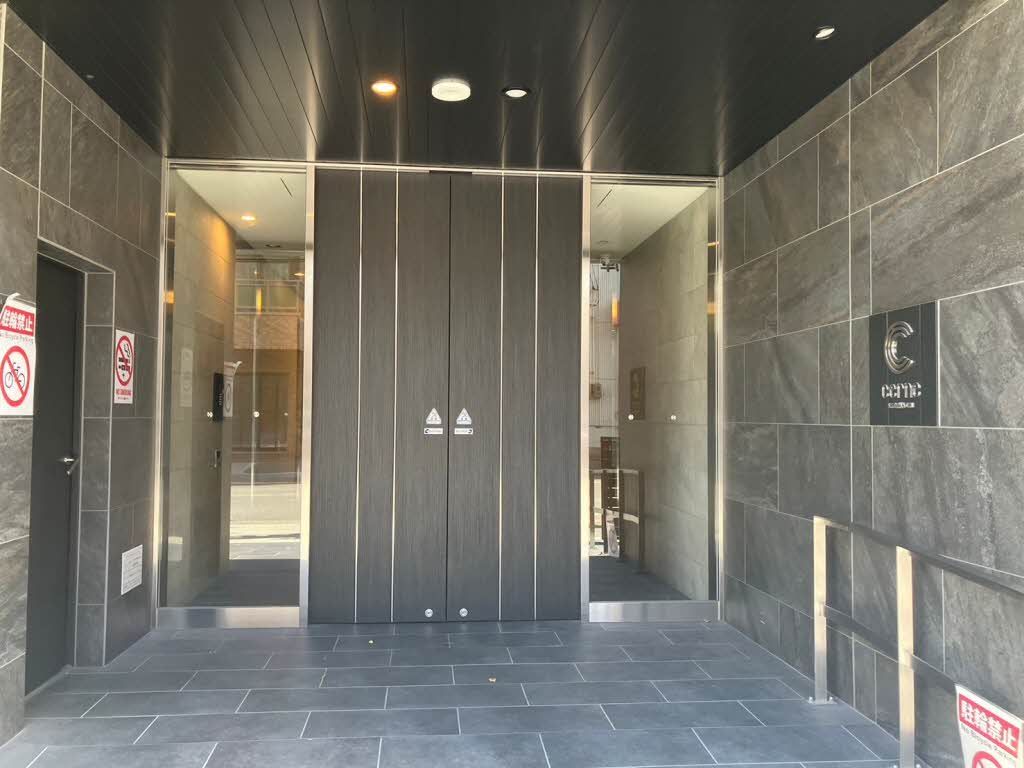 建物外観　エントランスはオートロック、防犯カメラ採用。防犯面にも配慮…