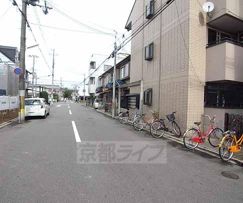 その他　人通りの多い道です。