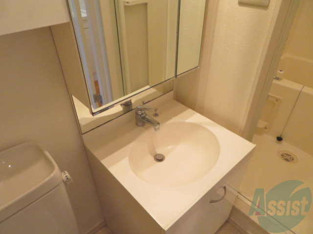 洗面設備　洗面台は独立していて、朝の準備も捗りそうです。