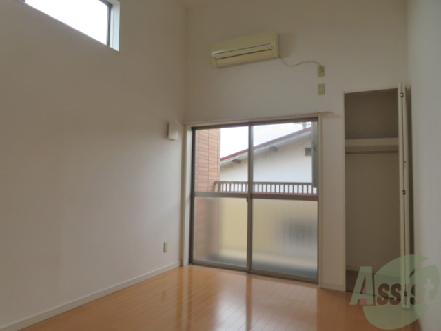 居室・リビング　リビングは、広々していて陽当たりもよさそうですね。