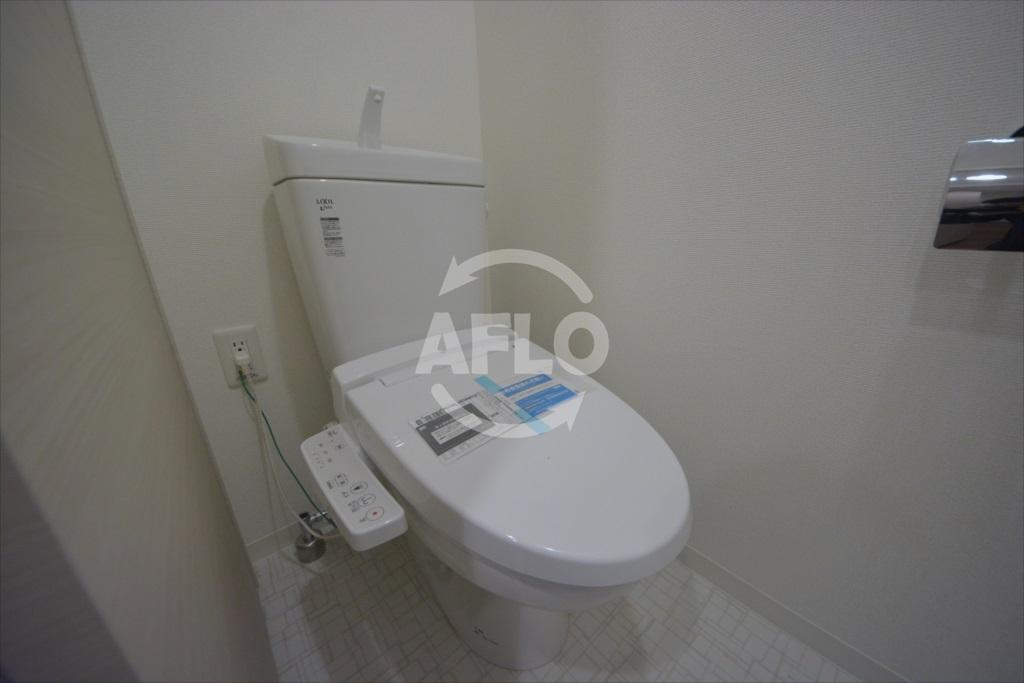 トイレ　レジュールアッシュ難波MINAMI　温水洗浄便座