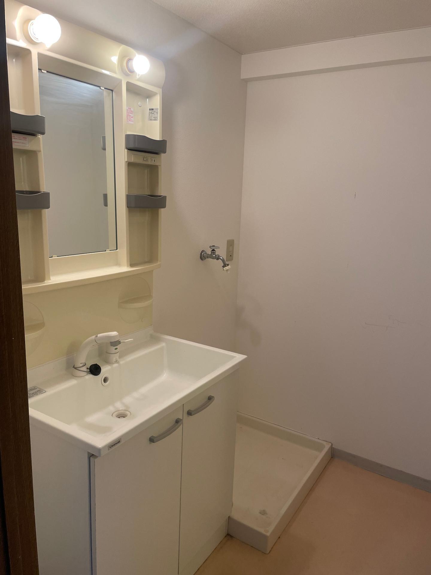 洗面設備　シンクが広く、朝シャン、汚れ物の手洗いに便利です。