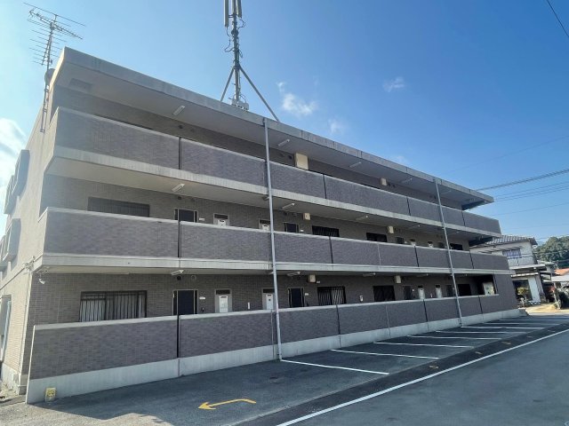 建物外観　タイル張りの重厚な建物です。