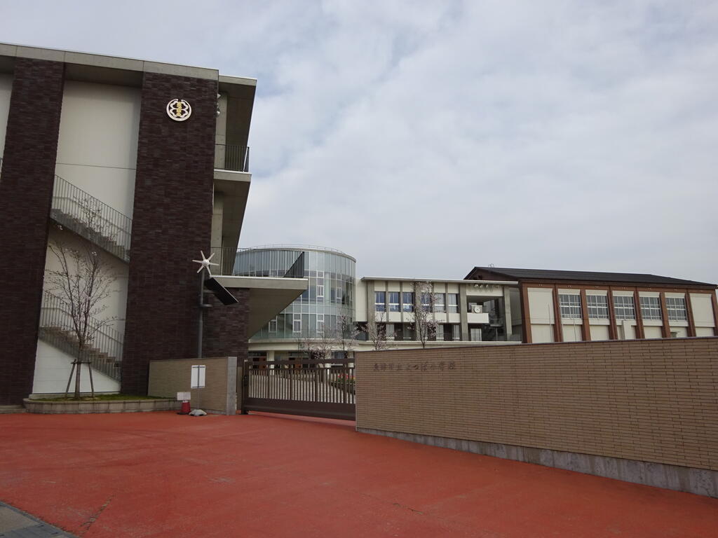 小学校　魚津市立よつば小学校（小学校）まで857m