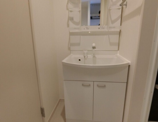 洗面設備　明るい洗面所です