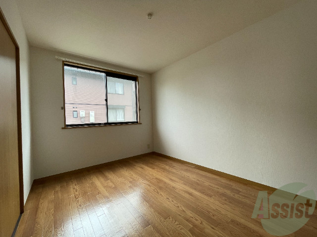 その他部屋・スペース　寝室としてもスペースに余裕があり、陽当たりが良いですね。