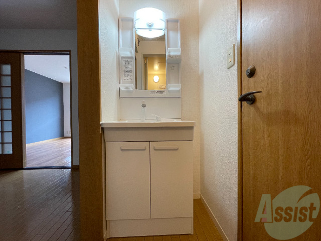 洗面設備　洗面化粧台も独立しており、洗面台の棚も利便性がありますね。