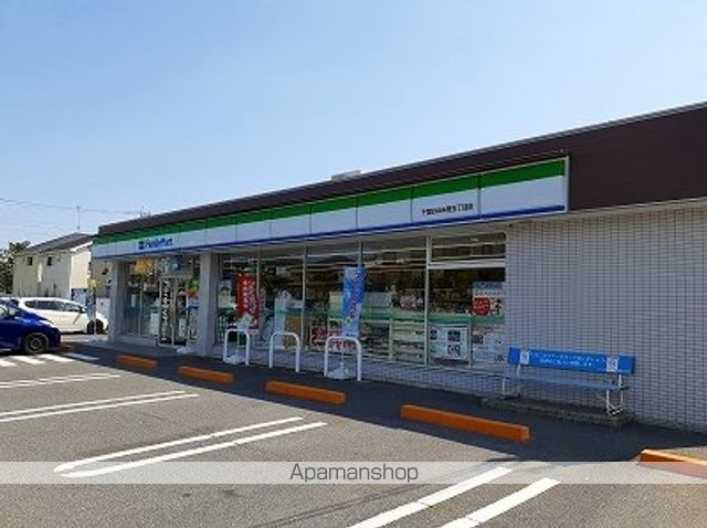 コンビニ　ファミリーマート（コンビニ）まで400m