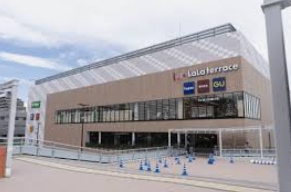 ショッピングセンター　三井ショッピングパークららテラス北綾瀬（ショッピングセンター）まで759m