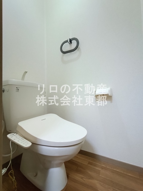 トイレ　白基調で清潔感のあるトイレです♪