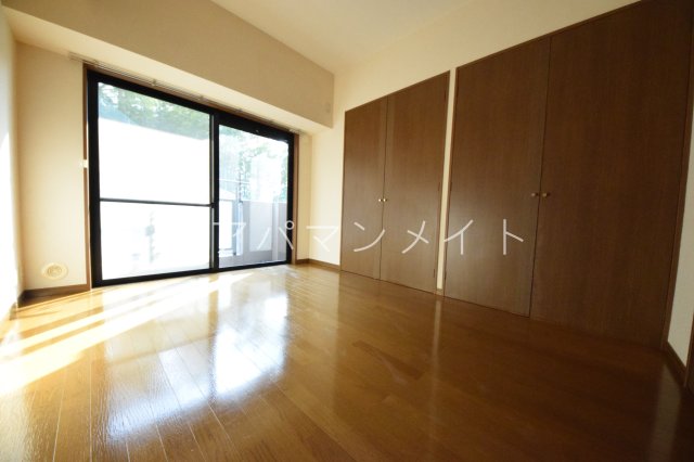 その他部屋・スペース　開放的な寝室です