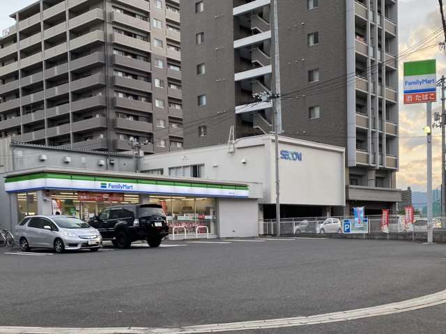 コンビニ　ファミリーマート（コンビニ）まで619m