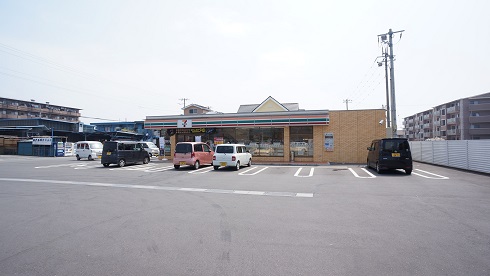コンビニ　セブンイレブン（コンビニ）まで700m