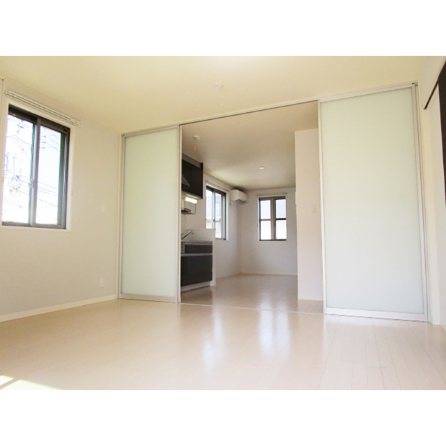 居室・リビング　２階２面採光の明るい室内