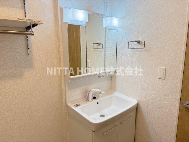 洗面設備　三面鏡の独立洗髪洗面台です◇