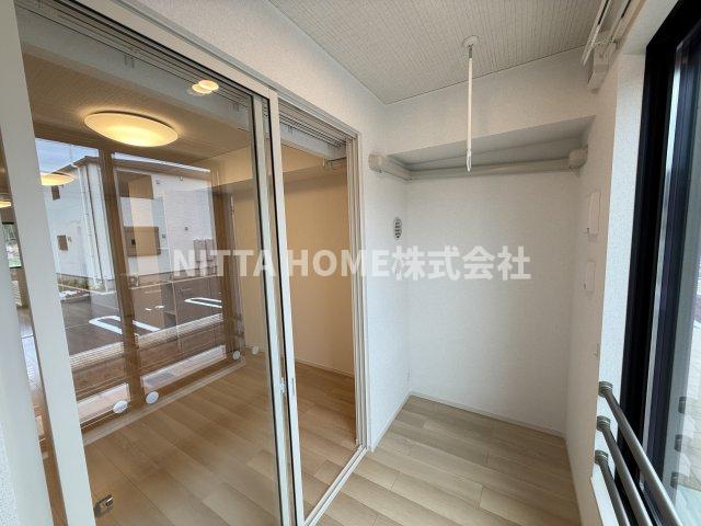 バルコニー　２．１帖の南向きサンルームです◇