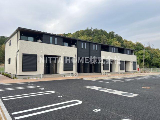 建物外観　２０２５年完成の築浅物件★外部物置や宅配ＢＯＸ付きです＊