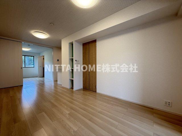 居室・リビング　リビングルーム１３．３帖＊アイランドキッチン採用しています♪