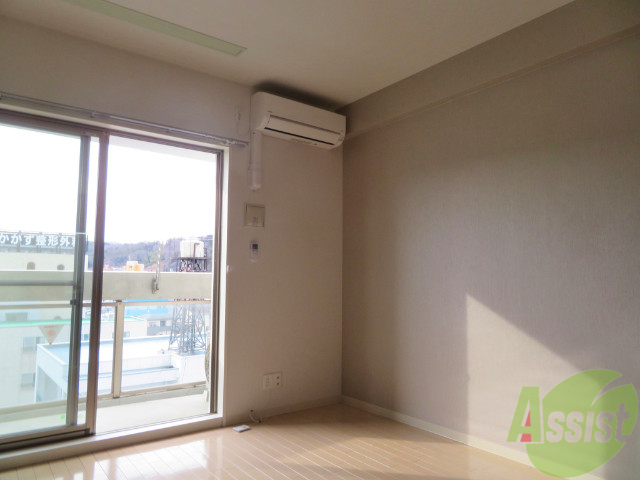その他設備　別な角度からのお部屋です。窓が大きく心地良いですよね。