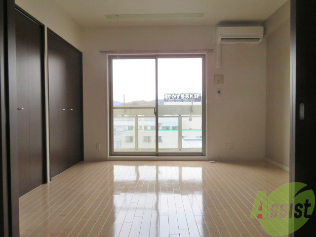 居室・リビング　日差しが差し込むお部屋は朝のお目覚めスッキリ爽快ですね。