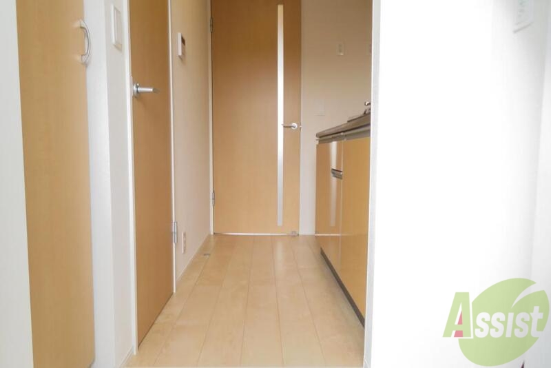 玄関　玄関を入ると左がトイレ右がキッチンになります。