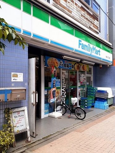 コンビニ　ファミリーマート駒込六丁目店（コンビニ）まで395m