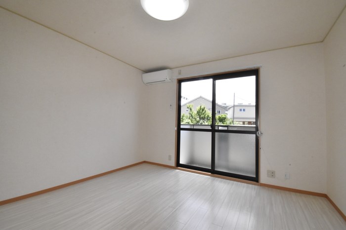 居室・リビング　8帖の開放的なリビング