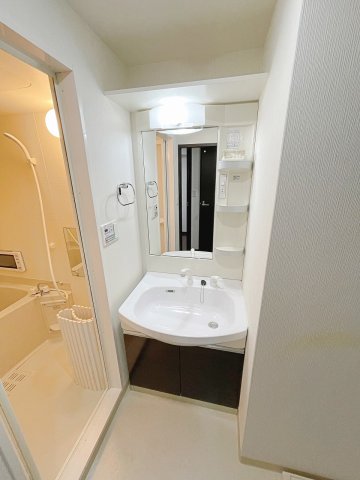 洗面設備　とても広い洗面台で身支度もラクラクです