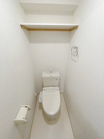トイレ　ウォシュレット付きの清潔感のあるトイレです