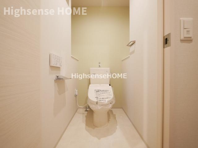 トイレ　落ち着いた色調のトイレです