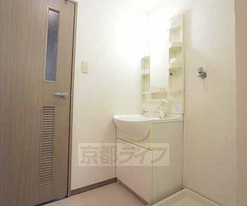 洗面設備　シャンプードレッサ付きの独立洗面台です。