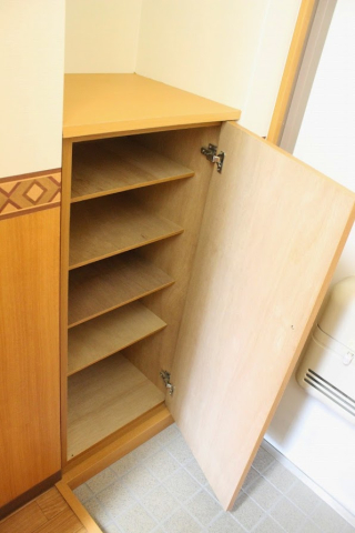 玄関　※写真は２０５号室のものです。