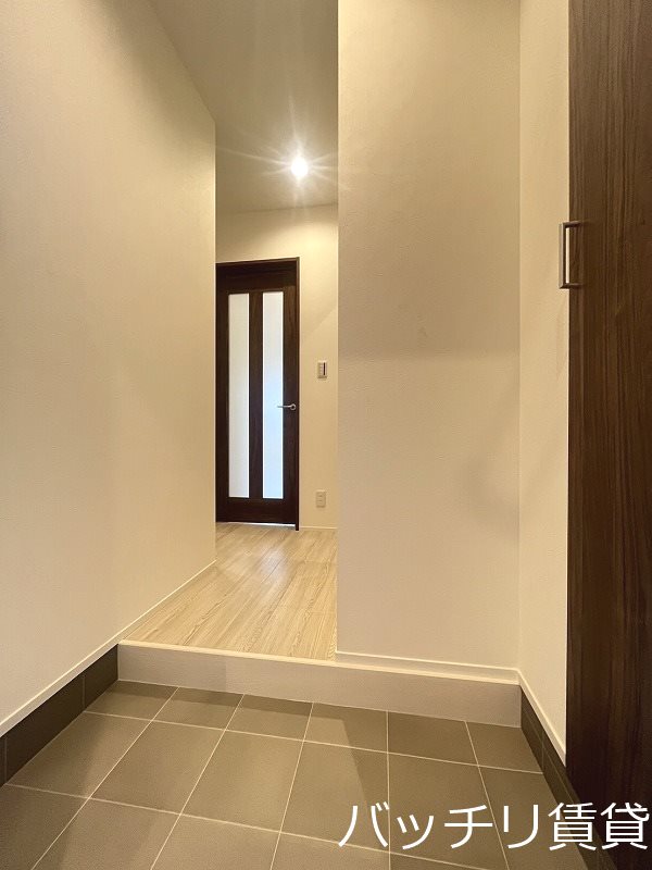 玄関　別号室タイプの為、現状を優先致します。