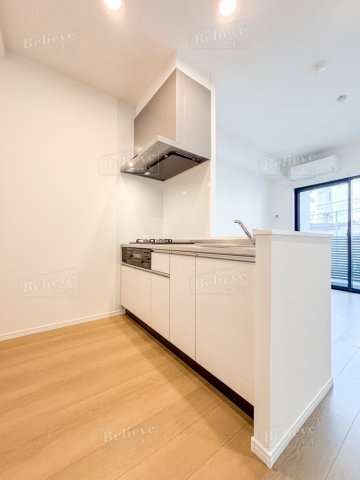 キッチン　3口コンロ・グリル付きの使いやすいシステムキッチンです♪