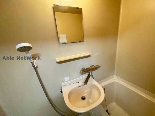 洗面設備　※同物件別部屋の写真です。