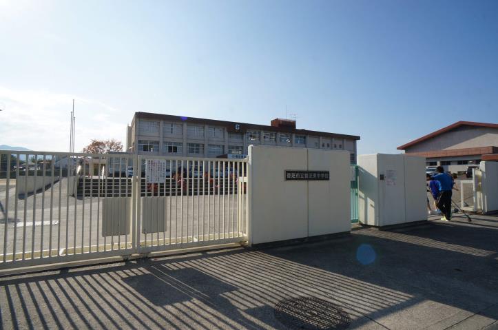 中学校　香芝東中学校（中学校）まで673m